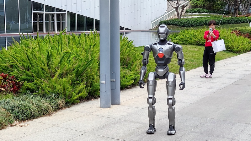 La_patente_de_EngineAI_genera_un_caminar_de_robot_similar_al_humano