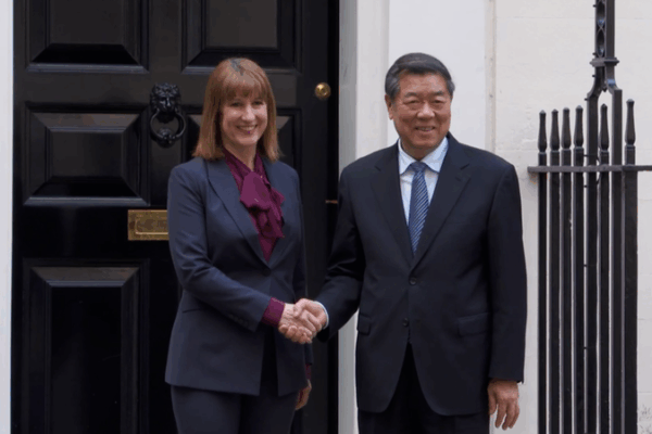 El vicepresidente chino He Lifeng se reúne con la canciller del Reino Unido en Londres video poster