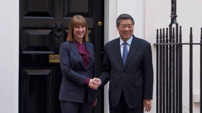 El vicepresidente chino He Lifeng se reúne con la canciller del Reino Unido en Londres video poster