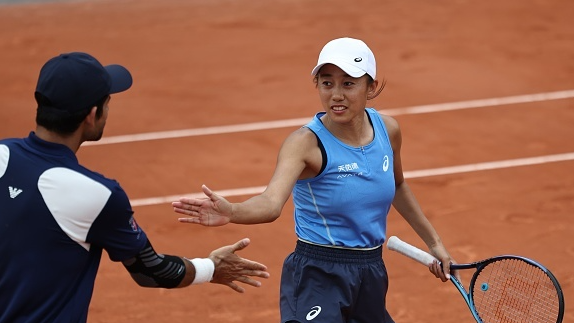 ¡Zhang Shuai y Arevalo avanzan a los cuartos de final del Abierto de Francia!