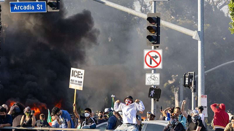 Ciudadanos de EE. UU. rechazan el despliegue de tropas en protestas en Los Ángeles
