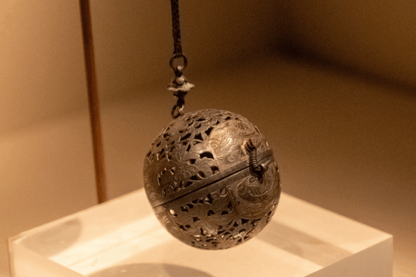 Elegancia Antigua: Incensario de Plata Dorada de la Dinastía Tang