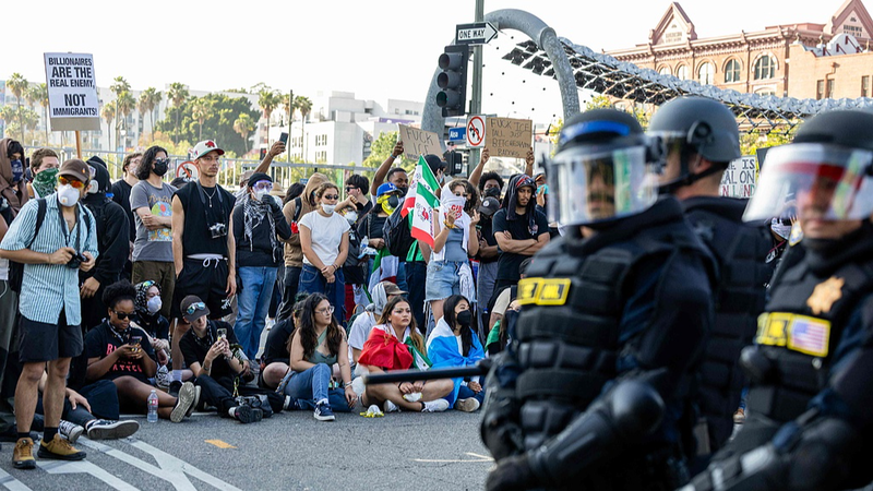 Las protestas en Los Ángeles escalan en medio de redadas de inmigración video poster