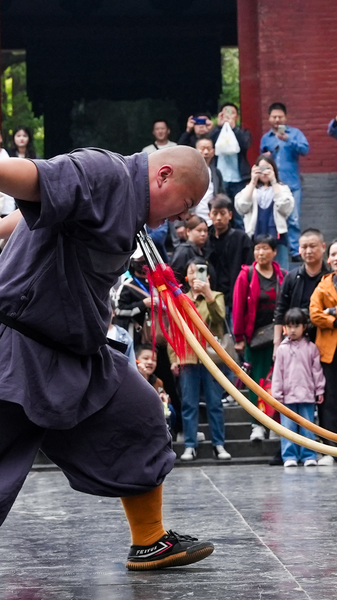El Espectáculo de la Lanza y la Garganta en Shaolin: Una Clase Magistral de Fuerza Controlada video poster