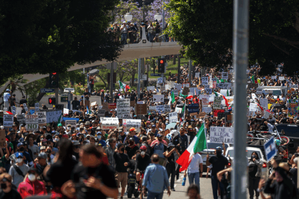 Activan 700 marines de EE.UU. en medio de protestas en Los Ángeles