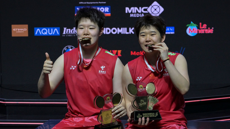 Jugadores de bádminton chinos triunfan en el Indonesia Open Jugadores de bádminton chinos triunfan en el Indonesia Open