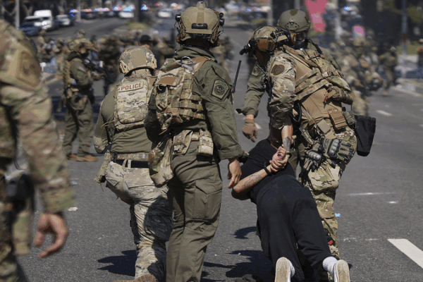 Trump despliega tropas en medio de disturbios de inmigración en Los Ángeles