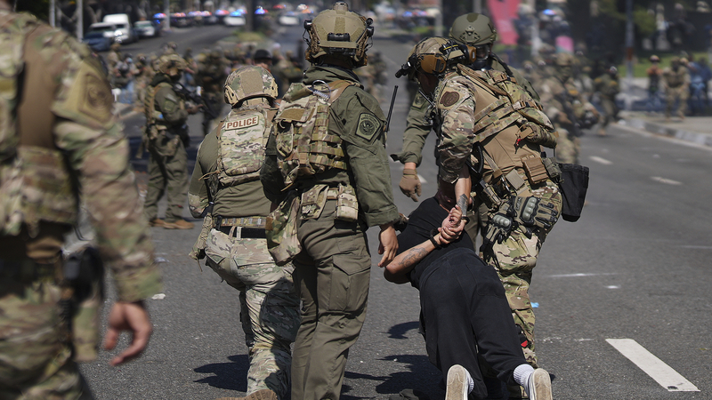 Trump despliega tropas en medio de disturbios de inmigración en Los Ángeles