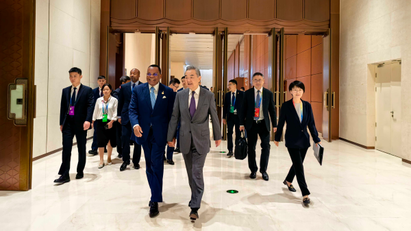 Wang Yi fortalece lazos China-África en reunión de FOCAC
