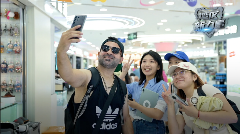 ¿Qué hay en sus maletas? ¡Explorando la locura de compras en Shenzhen! ¿Qué hay en sus maletas? ¡Explorando la locura de compras en Shenzhen! video poster