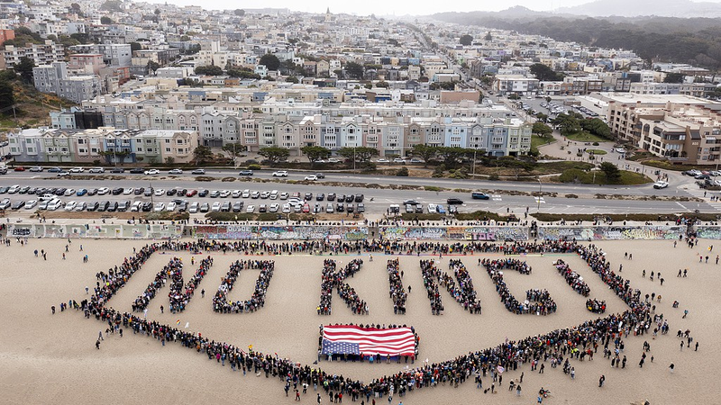 Protestas nacionales del 'Día Sin Reyes' desafían las políticas de Trump video poster