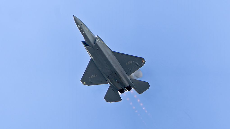 Aviones de combate de última generación del continente chino en el Salón Aeronáutico de París