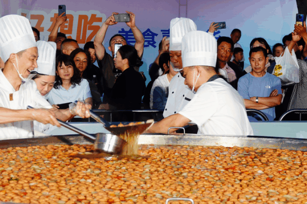 ¡Una olla caliente gigante roba el espectáculo en el festival de Hubei! ¡Una olla caliente gigante roba el espectáculo en el festival de Hubei!