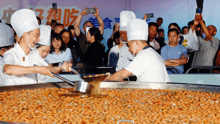 ¡Una olla caliente gigante roba el espectáculo en el festival de Hubei!