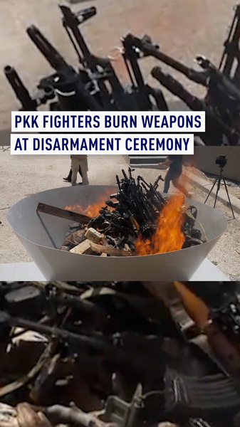 PKK quema armas en histórico gesto de paz video poster