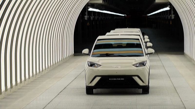 BYD presenta su primer vehículo eléctrico 100% fabricado en Brasil video poster