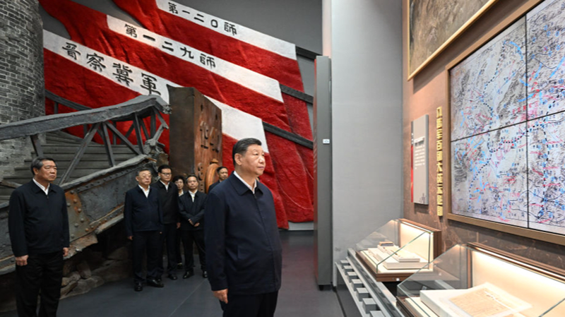 Xi rinde homenaje a los mártires en la ceremonia de tributo en Yangquan
