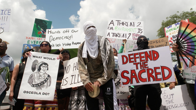 Alcatraz de Caimanes: Centro de detención en Florida provoca protestas video poster