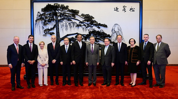 Wang Yi insta al diálogo abierto para relaciones estables entre China y EE.UU.