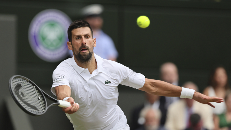 ¡Djokovic celebra el hito de su victoria número 100 en Wimbledon!