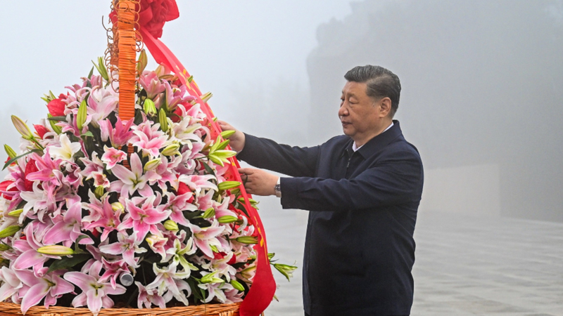 Xi honra a los mártires de guerra en homenaje en Yangquan video poster