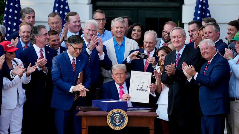 Trump firma una ley histórica denominada Un Gran y Hermoso Proyecto de Ley