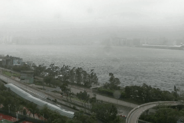 Hong Kong se prepara mientras se acerca el tifón Wipha video poster