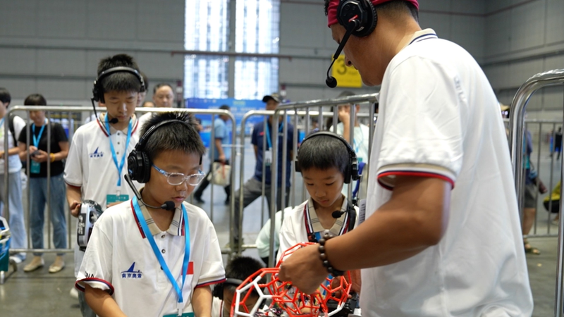 ¡El fútbol de drones despega en Shanghái! video poster