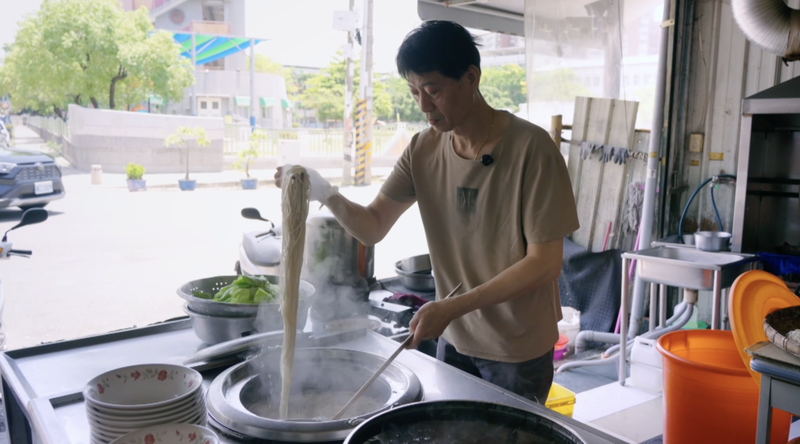 Gangshan Beef Noodles: Un viaje culinario a través de la historia de Taiwán video poster