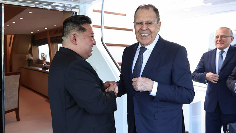 Lavrov celebra 'Hermandad invencible' con líder de la RPDC en Wonsan