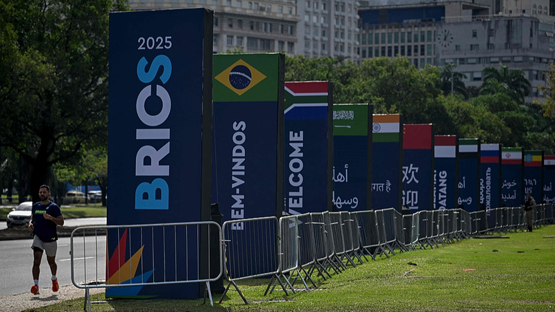 El primer ministro chino llega a Río para la 17ª Cumbre de los BRICS