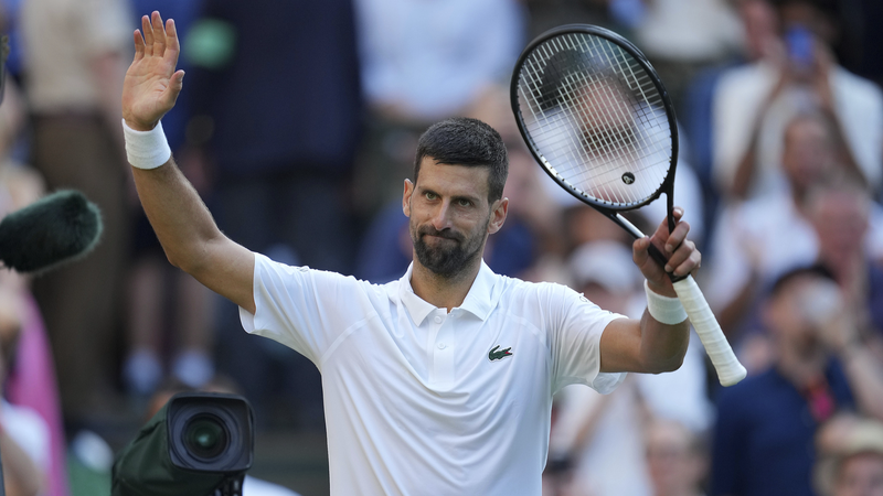 Djokovic brilla con un récord de 14 semifinales en Wimbledon a pesar de una caída.
