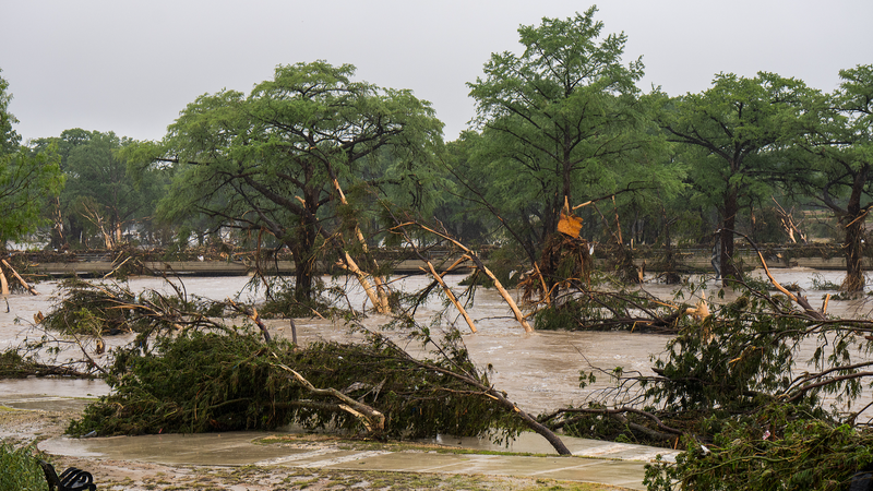 Inundaciones_en_Texas__Esfuerzos_de_Rescate_en_Kerrville_en_Curso video poster