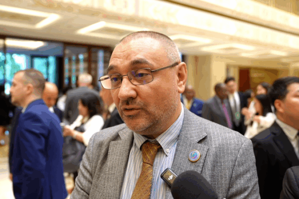 Funcionario búlgaro pide paz en el diálogo de Beijing video poster