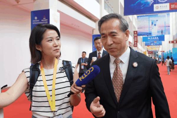 Jensen Huang de Nvidia promete regresar a la Expo de la Cadena de Suministro en Pekín 2026 video poster