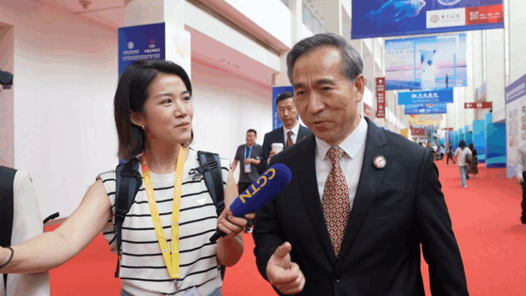 Jensen Huang de Nvidia promete regresar a la Expo de la Cadena de Suministro en Pekín 2026 video poster