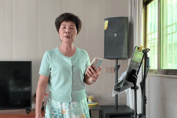 La Señora 'Ru' de 60 Años Inspira con Canciones Virales en Inglés video poster