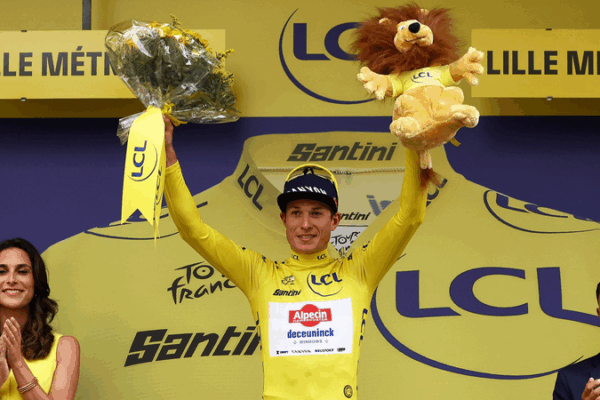 Philipsen_toma_el_amarillo_en_un_emocionante_sprint_de_la_Etapa_1_del_Tour_de_Francia