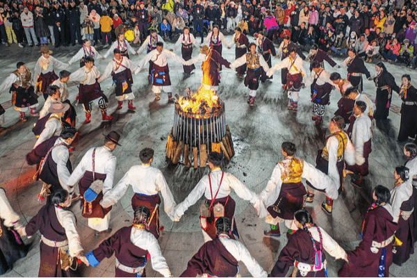 Nuevo libro de estudio sobre los pensamientos de Xi sobre el trabajo étnico en 5 idiomas
