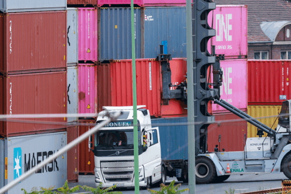 Líderes de la UE llaman a 'Primero los negocios' en medio de la tensión por aranceles de EE.UU.