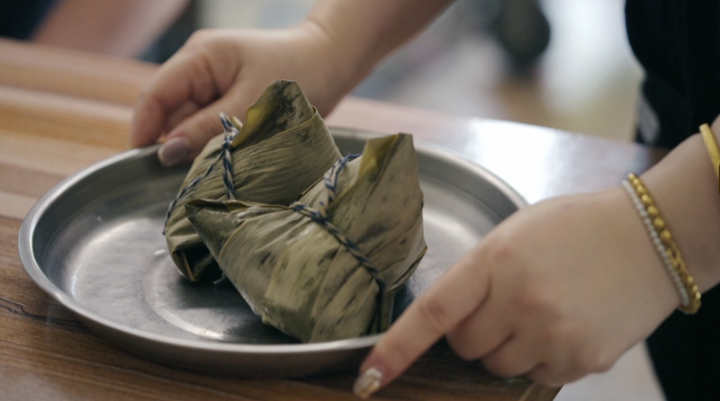 Taiwán a través de los tiempos: Zongzi con yema de huevo salada y artesanía eterna video poster