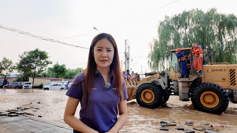 Fuertes lluvias interrumpen los suburbios de Pekín: más de 3000 evacuados video poster