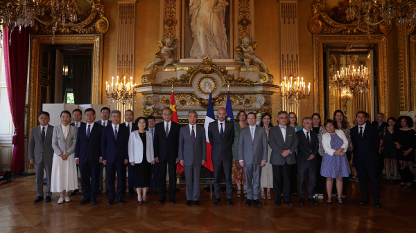 Wang_Yi_pide_fortalecer_los_lazos_entre_los_pueblos_de_China_y_Francia
