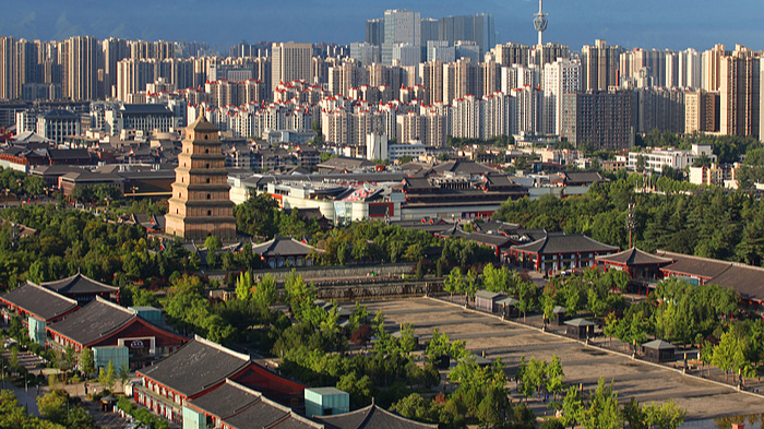 Descubre la Pagoda Dayan de Xi'an: Joya de la Dinastía Tang en la Ruta de la Seda video poster
