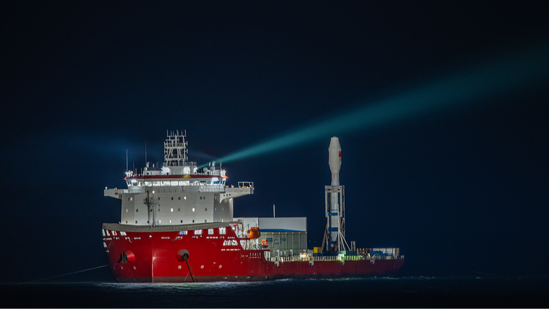 El cohete Smart Dragon-3 se eleva desde la costa de Shandong, desplegando los satélites Geely-04 🚀