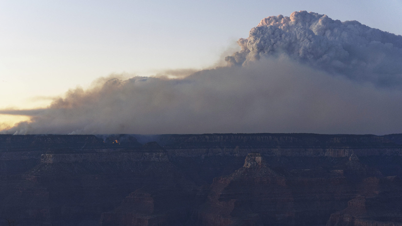 El incendio forestal se intensifica: El fuego Dragon Bravo arde en el Gran Cañón