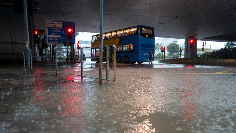 El horizonte de Hong Kong regresa tras la degradación de la advertencia de tormenta del tifón Podul video poster
