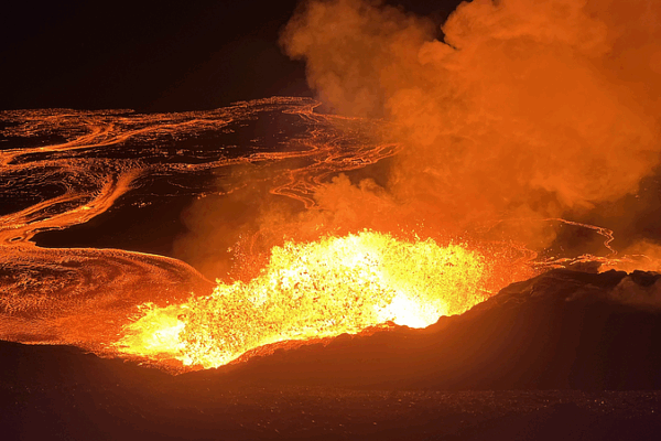 El Monte Kilauea lanza lava 30 m de altura en un espectacular espectáculo en la cima video poster