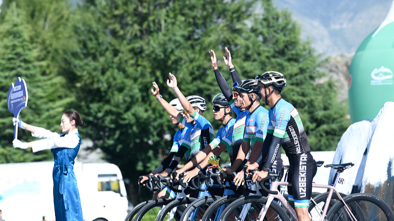 Ciclistas_se_preparan_para_la_gloria_en_la_carrera_Trans_Himalaya_de_Xizang video poster