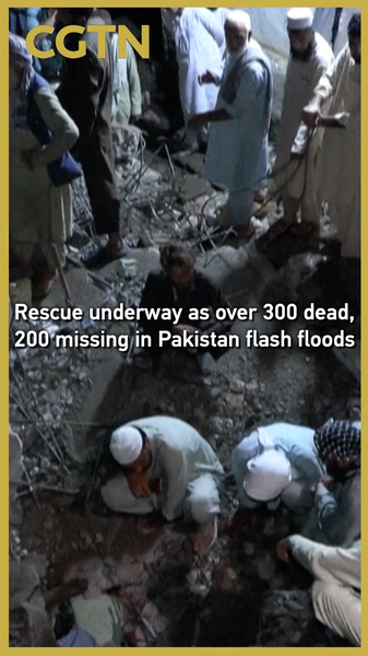 Inundaciones repentinas en Pakistán dejan 300 muertos y 200 desaparecidos, el rescate está en curso video poster